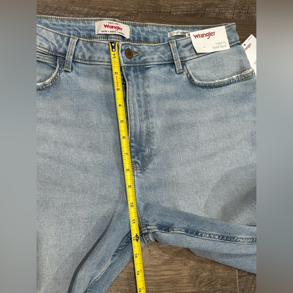Wrangler Women’s High-Rise Bootcut Jeans
Size: 14 / 32x32 - Picture 5 of 14